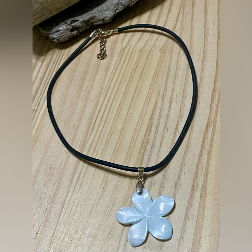 ✨18k GP seashell pendant necklace, and latex  strap ✨